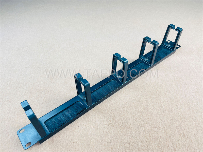 Metal cable manager, 5 plastic rings, 1U, with brush