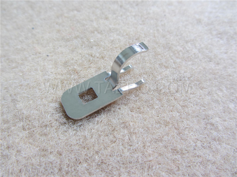 Earth clip for LSA profile module